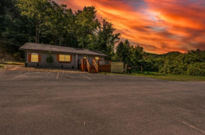 Central Location, Hot Tub, Theater, Grill, EZ Roads